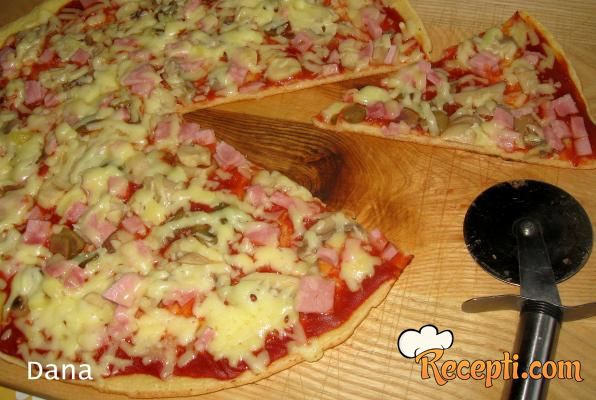 Pizza iz pizza pekača