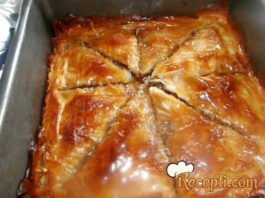 Baklava, orasi, jabuka, suvo grožđe