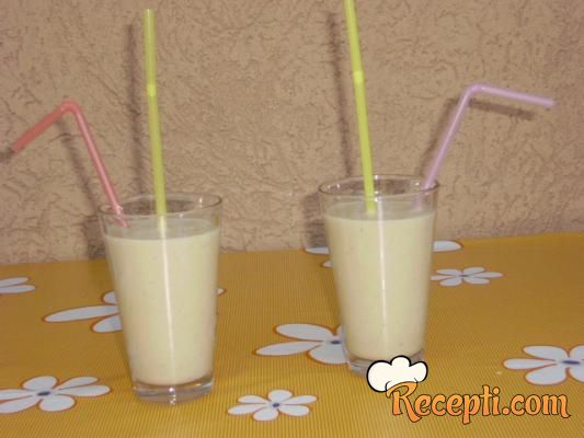 Smoothie - banana, plazma, badem