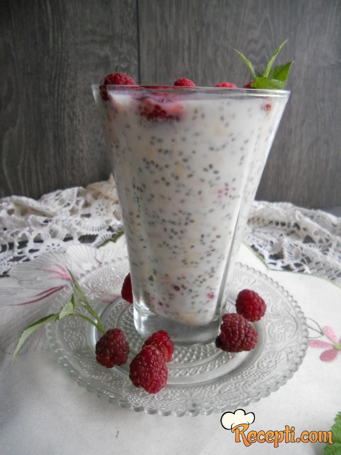 Smoothie sa čia semenkama i malinom