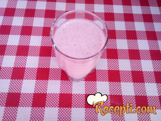 Milkshake sa jagodama