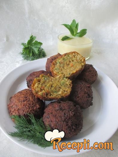 Falafel sa sosom od belog luka