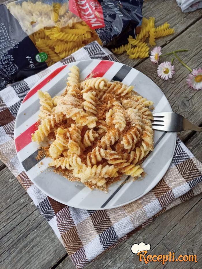 Makarone sa šećerom i prezlama