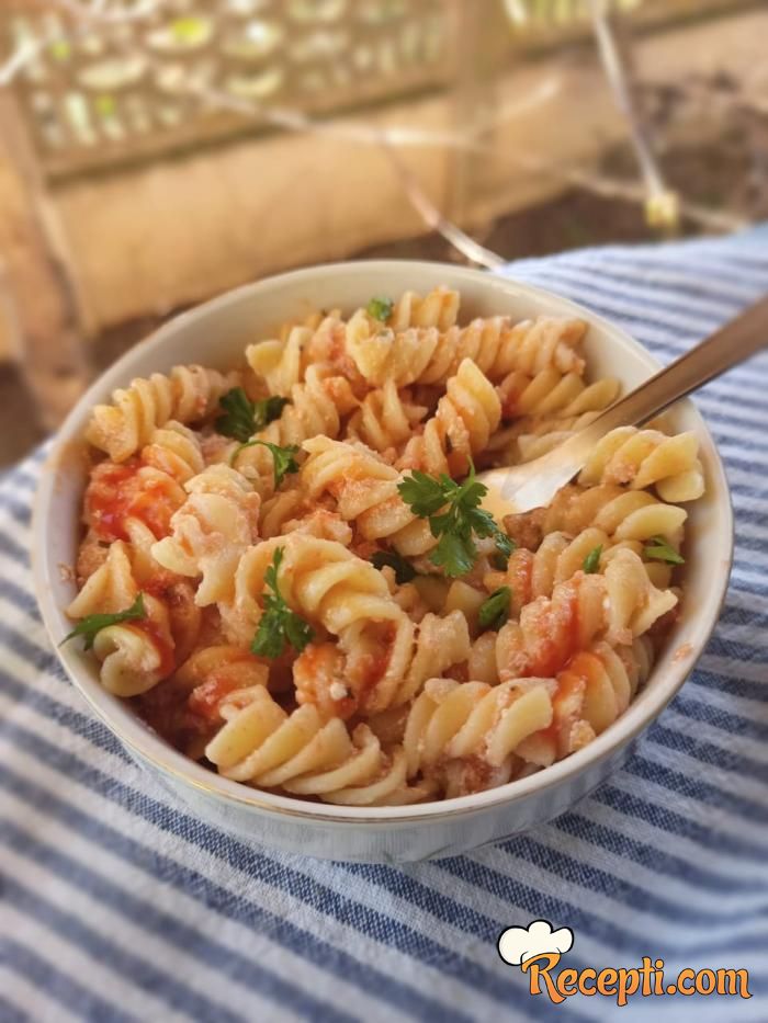 Pasta sa feta sirom i čeri paradajzom